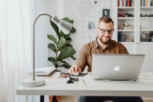 Pessoa aprendendo como calcular os direitos trabalhistas